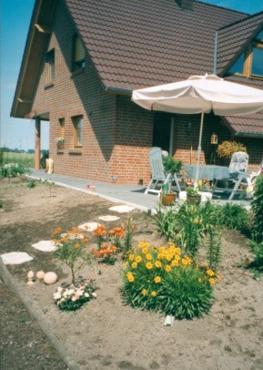 Wohnhaus mit Garten Sp&auml;tsommer 1999