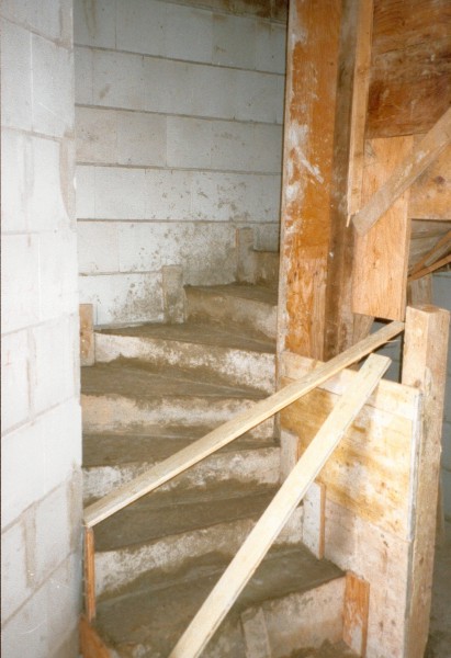 Die Treppe ist gegossen