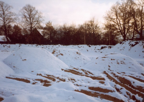 Wintereinbruch beim Auff&uuml;llen der Baugrube
